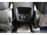 後部席へ乗車して携帯電話などを充電する時に前から配線を伸ばすとごちゃごちゃして邪魔になりがちですよね。そんな煩わしさを解消する後席側USBポート☆