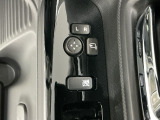 狭い駐車場で便利な電動格納ドアミラーが付いています。