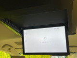【14型有機ELフリップダウン】三列目からでも迫力のエンタメが観れる大画面フリップダウン。有機ELのモニターでは、一般的なフリップダウンよりも高コントラストでキレイな映像を楽しめます。