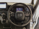 運転にかかわる様々な操作を安全に行えるように視点移動が少なく操作性に配慮されたスイッチ類が凝縮されたコクピットです。