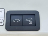 【パワーバックドア】荷物を抱えた状態でもリアゲートの開閉が可能です!お買い物時やアウトドアの際に役立ちますね。
