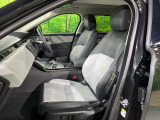 質感の高いシートでございます。使用感が出やすい運転席ですが、綺麗な状態を保っております。前席の状態は内装の状態を見る大きなポイントになると思いますので、是非一度、実際にご覧くださいませ。
