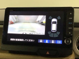 リバースギアに入れるだけで後方の表示へ切り替わります。夜間や雨の日の駐車も楽になりますよ。