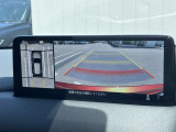 360&deg;ビューモニターでは、両サイドとフロント、バックカメラの合成で、あたかも上空から見下ろした様に周囲を確認して頂けます。駐車場だけでなく、T字路等でも活躍のアイテムです!