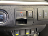 【電動パーキングブレーキ/オートブレーキホールド】パーキングブレーキをかけるときはレバーを引くだけ!ブレーキホールドは信号待ちなどの停止中にブレーキペダルから足を離してもブレーキがかかったまま!