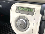 【オートエアコン】一度お好みの温度に設定すれば、車内の温度を検知し風量や温度を自動で調整。暑い&hellip;寒い&hellip;と何度もスイッチ操作をする必要はありません。快適な車内空間には必須の機能ですね♪