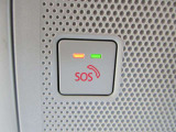 エアバッグ作動時や後突時、もしくは車内のSOSボタンを押した際に緊急通報オペレーターに連携し、救急・警察を手配します。更にオペレーターにも連携、お客様のご要望に応じてロードサービスの手配を行います。