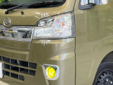 【LEDヘッドライト】悪天候や夜間走行時も良好な視界を確保し安心して運転できる高輝度LEDヘッドライトを装備!点灯速度が早く、消費電力も抑えられています。