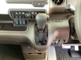 足元スッキリ、インパネシフトです。パーキングブレーキはフットブレーキタイプなので、運転席と助手席の間がスッキリしています。