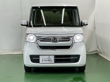 LEDヘッドライトを装備しています。LEDヘッドライトはとても明るく、雨の日や夜間走行も安全・安心です。オートライトコントロール付きで周囲の明るさに応じて自動で点灯・消灯します