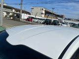 目立つキズ凹み等はありませんが、中古車という商品の特性ルーフには子キズや塗装しみがあります