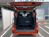 バックドアは大きく開きます。定員乗車時でも十分広いラゲッジスペースを確保しています
