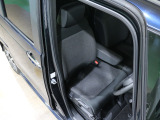 程よい硬さとホールド性が高いシートで長時間運転も快適です。