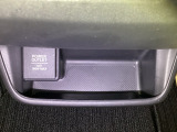車内で便利な電源供給。【アクセサリーソケット】で、スマートに充電!