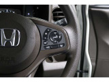 Hondaセンシングの機能のひとつ、アダプティブクルーズコントロール付!アクセルから足を離しても設定したスピードと前車との車間を保ち走行してくれます!車線維持もアシスト☆高速道路で疲労軽減ですね☆