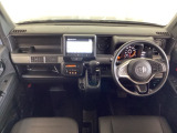 車内は光触媒抗菌消臭施工済です。インパネ周りはスタイリッシュなデザインです。グローブボックスやカップホルダーのほかにトレーなどたくさんの収納スペースが付いています。
