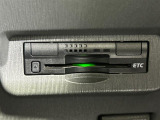 【ETC】有料道路を利用する際に料金所で停止することなく通過できる、ETC車載器(ノンストップ自動料金収受システム機器)が装備されています。セットアップを行うことで利用可能になります。