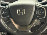 【ステアリングスイッチ】が付いており運転中に前方から目線をそらすことなくオーディオ等の操作が可能なので安心・快適にカーライフをお楽しみいただけます。