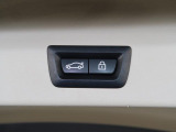 【パワーゲート】電動パワーゲートです。開閉がボタン1つで開け閉め行えます。また、状況に応じてのトランクハッチ開閉量を簡単に設定可能です。スマートオープナーも便利な機能です。ぜひお試しください。