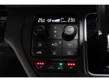 運転席と助手席の温度設定の変更が可能な左右独立タイプのデュアルエアコンです♪♪♪暑がりな人・寒がりな人も誰もが車内を快適にお過ごしいただけます♪♪♪