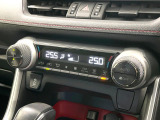【左右独立型フルオートエアコン】運転席と助手席でそれぞれお好みの温度に設定可能。同乗者にも配慮した、快適な空調をお届け致します。