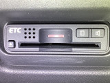 【ETC車載器】カードを挿すだけでゲートをスルー。利用には車両情報を登録する「セットアップ」が別途必要です。