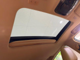 【サンルーフ】開放感たっぷりの希少装備、サンルーフが装着されています!車内に明かりを取り入れたり景色を楽しむ以外にも、車内の空気も簡単に換気できて快適です!