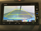 リバースギアに入れるだけで後方の表示へ切り替わります。夜間や雨の日の駐車も楽になりますよ。