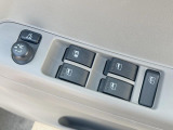 【電動格納ミラー】サイドミラーは電動格納式となっており、狭い駐車場でもキズがつくリスクを抑えられます。