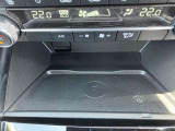 車内でスマートホンなどの充電が可能な、Qi規格のワイヤレス充電器を装備しています。