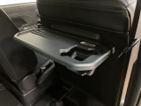 前席の後ろには折り畳み式のテーブルを用意!ドリンクホルダーもあるので、便利です♪