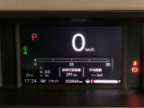 デジタル表示のスピードメーターとタコメーター、燃費やオドメーターなどの表示の他に、ホンダセンシング機能などの表示もできる多機能なマルチインフォメーション・ディスプレイです。