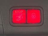 ●電動リアゲート:ワンタッチでリアゲートの開閉ができ、荷物などで両手が塞がっている状態でも簡単に開閉ができる便利機能です。