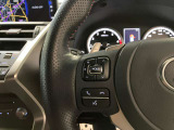 オーディオや運転支援機能などを手元で操作できるステアリングスイッチ。操作時の視線移動が少なく、安全にも貢献します。