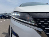 LEDヘッドランプ:ハロゲンランプの約2倍の光量でより明るく遠くを照らし、夜間走行時の視認性を高めます。