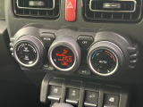 【オートエアコン】一度お好みの温度に設定すれば、車内の温度を検知し風量や温度を自動で調整。暑い&hellip;寒い&hellip;と何度もスイッチ操作をする必要はありません。快適な車内空間には必須の機能ですね♪