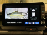 リバースギアに入れるだけで後方の表示へ切り替わります。夜間や雨の日の駐車も楽になりますよ。