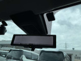 車体の後部にカメラがついていて、その映像がルームミラー内のモニターに表示します。人や荷物などで視界が遮られた時なども確認がしやすいです。