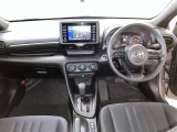 運転席周りのレイアウトをご覧ください。ナビゲーションが綺麗に装着されすっきり収まってますね!
