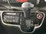【オートエアコン】一度お好みの温度に設定すれば、車内の温度を検知し風量や温度を自動で調整。暑い&hellip;寒い&hellip;と何度もスイッチ操作をする必要はありません。快適な車内空間には必須の機能ですね♪