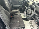 乗り心地の良いフロントシートです。足回りも広々としておりますので、長時間の運転も疲れづらいですよ。