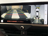 バックカメラの他に上から見下ろしたような画像が見れるアラウンド(全方位)モニター。前後左右を把握できる、すごい機能が装備されています!