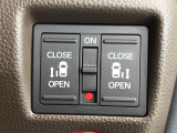 【両側パワースライドドア】スマートキーや運転席のスイッチで後席両側スライドドアの開閉が可能♪電動だから力を入れてドアを開ける必要が無く、小さなお子様でも簡単に開け閉めでき快適です♪