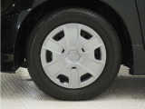 ◆純正ホイール装着車◆シンプルなデザインのホイールキャップ付きです。
