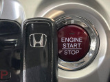 【Hondaスマートキー】カバンやポケットに入れたままでもドアの施錠・解錠が可能なスマートキーを装備。エンジンのオン・オフ時もカギを取り出す必要が無いからとっても便利です♪
