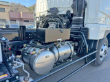 運転席側に工具箱が付いています。