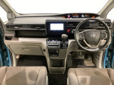 車内は光触媒抗菌消臭施工済です。インパネ周りはスタイリッシュなデザインで機能や装備も充実しています。グローブボックスやカップホルダーのほかにトレーなどたくさんの収納スペースが付いています。