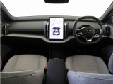 ドライバー・ディスプレイとセンターディスプレイを、12.3インチのタブレットに集約しました。運転操作に必要な情報とよく使う機能のコントロールボタンを、同一画面内にわかりやすく表示させることができます。