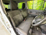 運転席まわりには十分なスペースがあり、大柄な方でもゆったり運転していただける環境です。