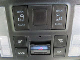 運転席からも操作できる両側パワースライドドア付きです。